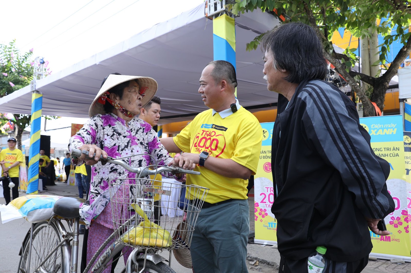 CEO Thế Giới Di Động cùng đối tác tận tay trao gạo cho người dân gặp khó khăn - Ảnh 2