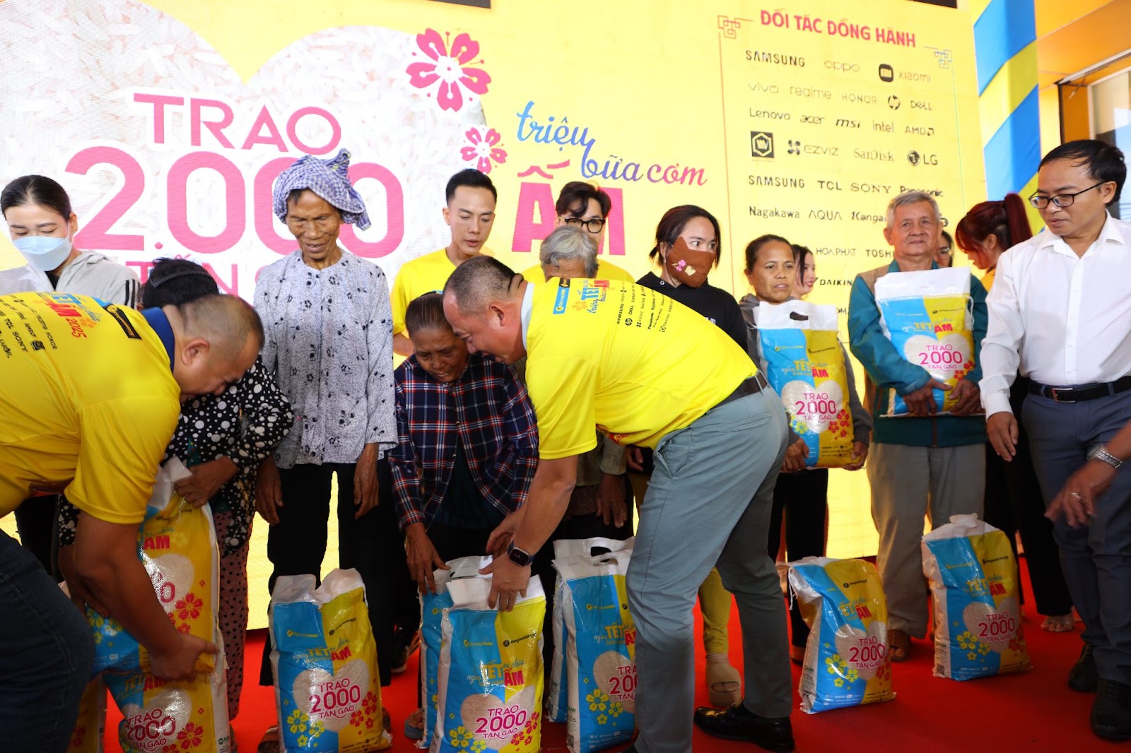 CEO Thế Giới Di Động cùng đối tác tận tay trao gạo cho người dân gặp khó khăn - Ảnh 3
