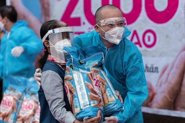 CEO Thế Giới Di Động cùng đối tác tận tay trao gạo cho người dân gặp khó khăn - Ảnh 4