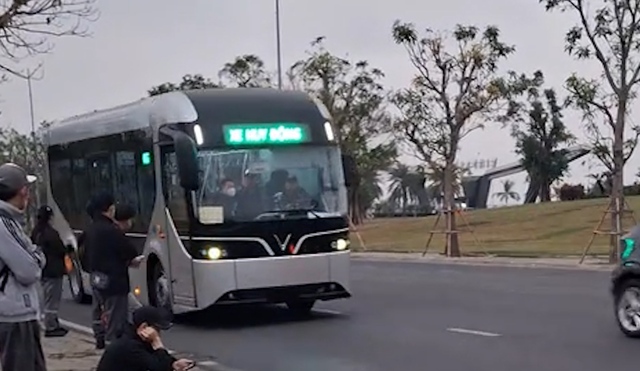 Xe buýt điện lạ của VinFast chạy trong nhà máy: Chưa từng xuất hiện trước đây, sắp ra mắt? - Ảnh 1