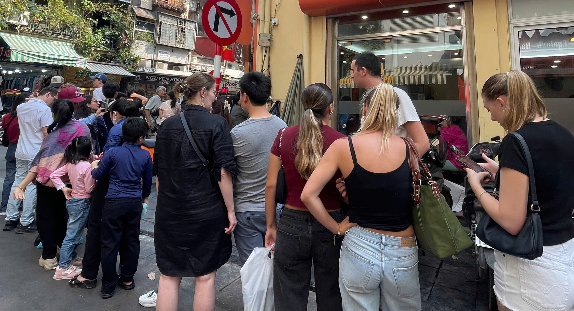 Khách Tây xếp hàng từ sáng đến tối để được ăn món chỉ có ở Việt Nam - Ảnh 3