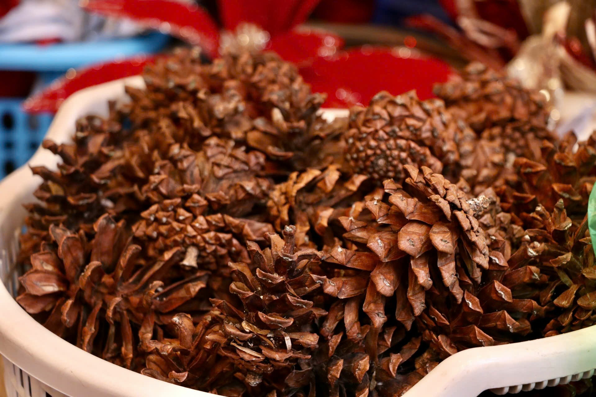 Thị trường Noel Hà Nội: Sản phẩm đa dạng, người mua cầm chừng - Ảnh 10