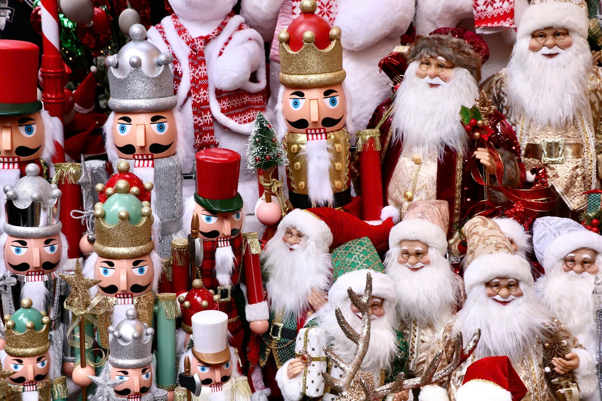 Thị trường Noel Hà Nội: Sản phẩm đa dạng, người mua cầm chừng - Ảnh 2