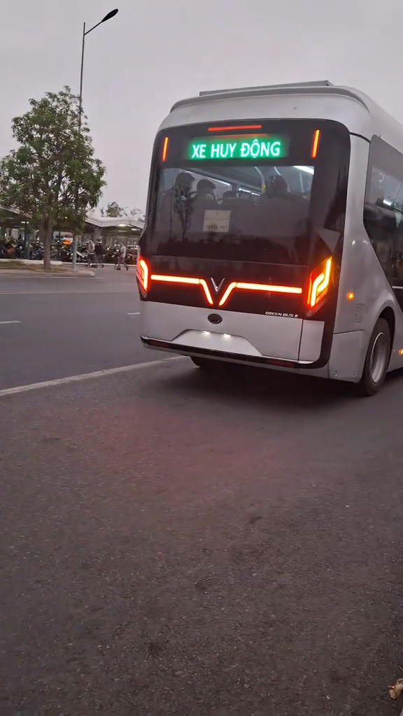 Xe buýt điện lạ của VinFast chạy trong nhà máy: Chưa từng xuất hiện trước đây, sắp ra mắt? - Ảnh 4