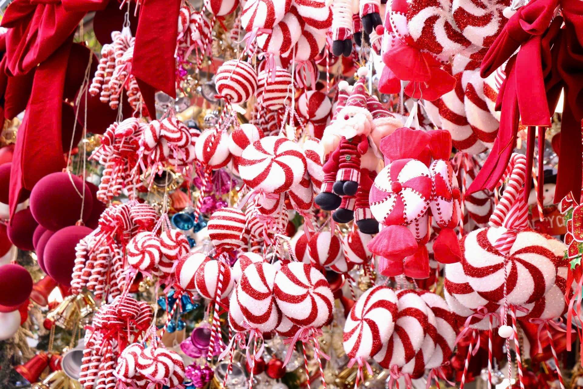 Thị trường Noel Hà Nội: Sản phẩm đa dạng, người mua cầm chừng - Ảnh 4