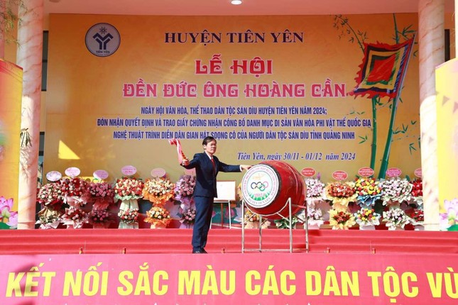 Độc lạ đệ nhất cua biển được trao vương miện như hoa hậu - Ảnh 1