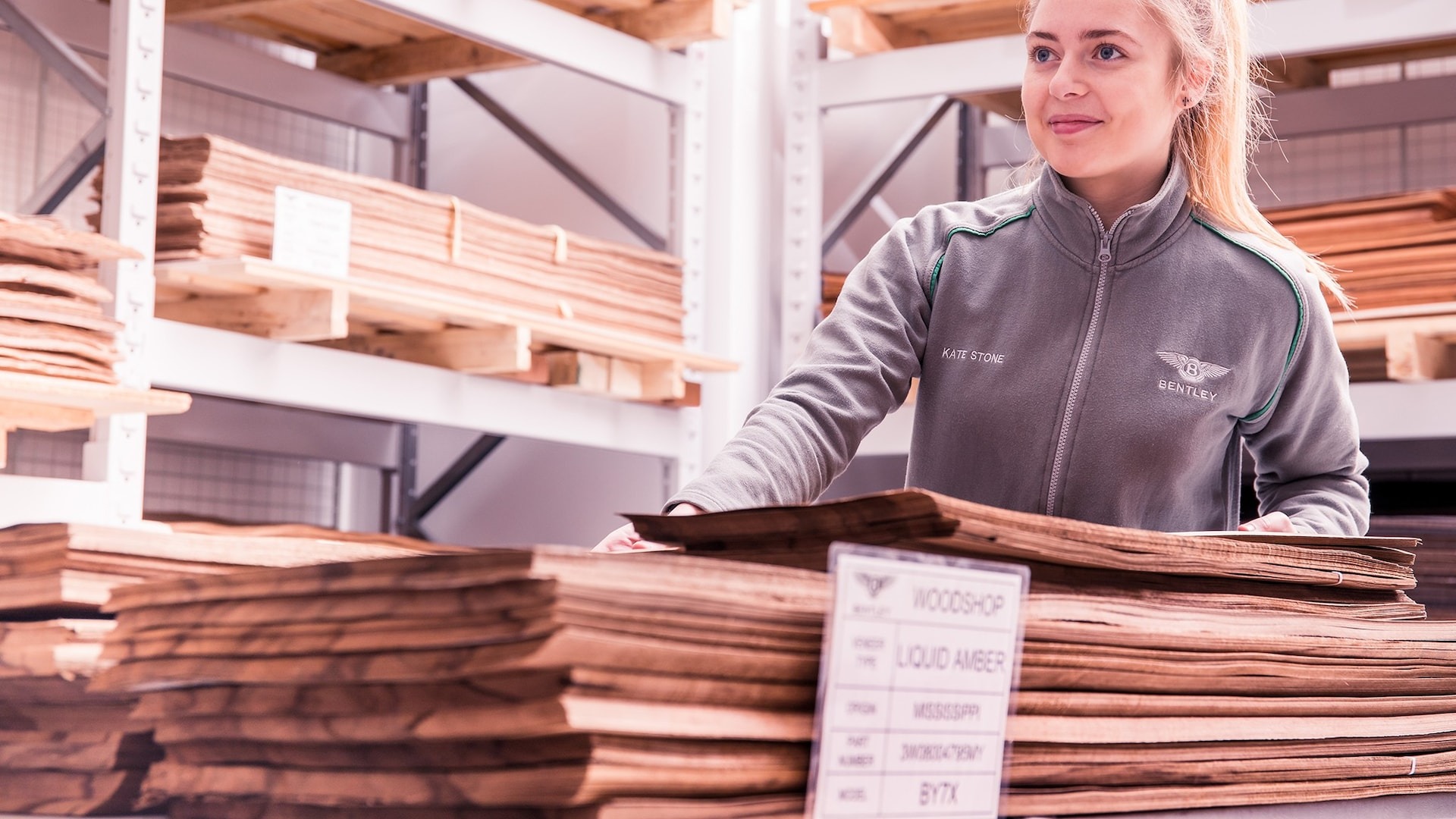 Tỉ mỉ như cách Bentley ốp gỗ lên xe: Dày chưa đến 1mm, thuộc 5% gỗ chất lượng nhất thế giới, mỗi công đoạn dù nhỏ cũng mất tới vài giờ - Ảnh 5