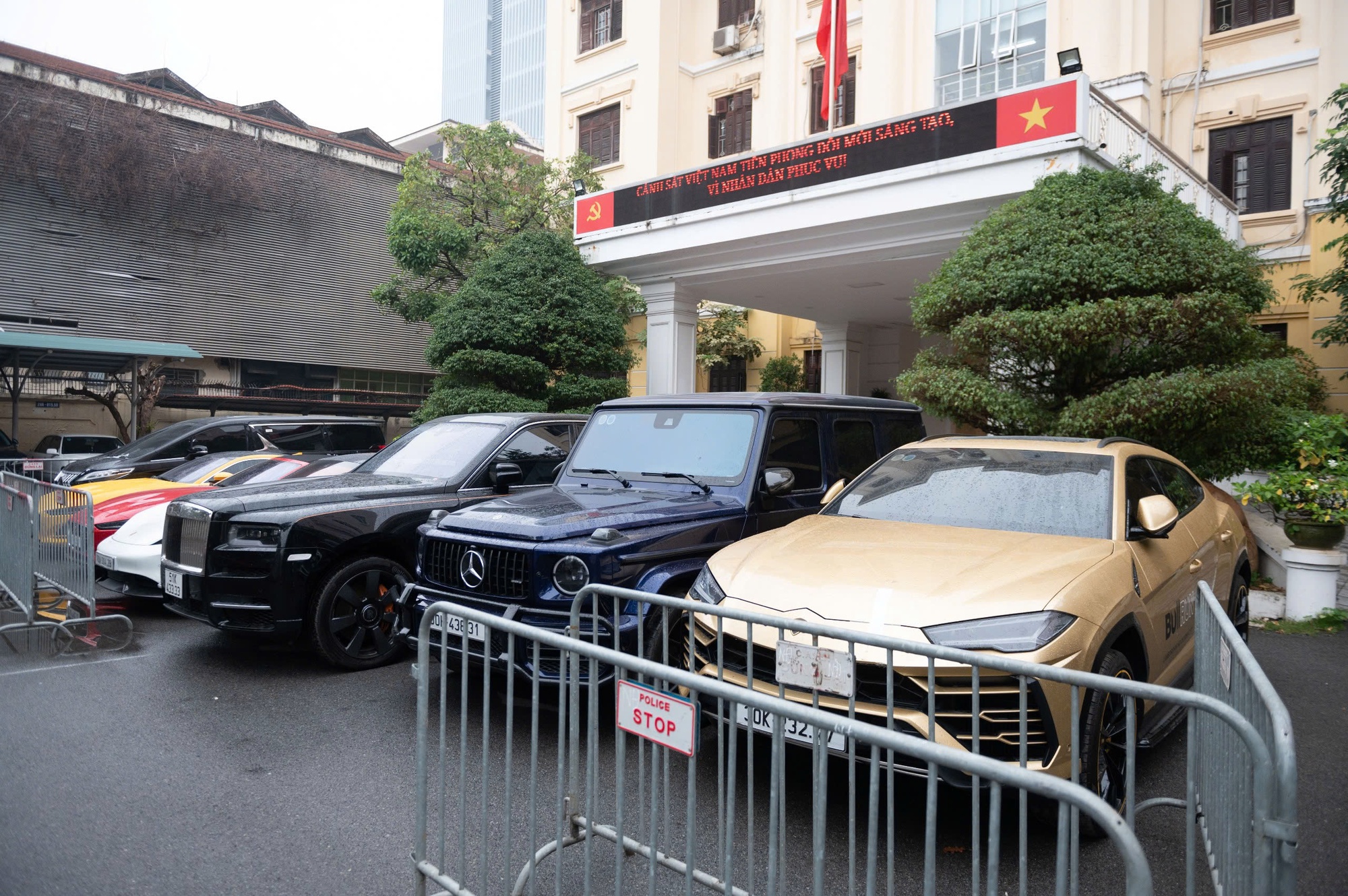 Cận cảnh dàn siêu xe Rolls-Royce, Lamborghini, G63 của Mr Pips - Ảnh 7