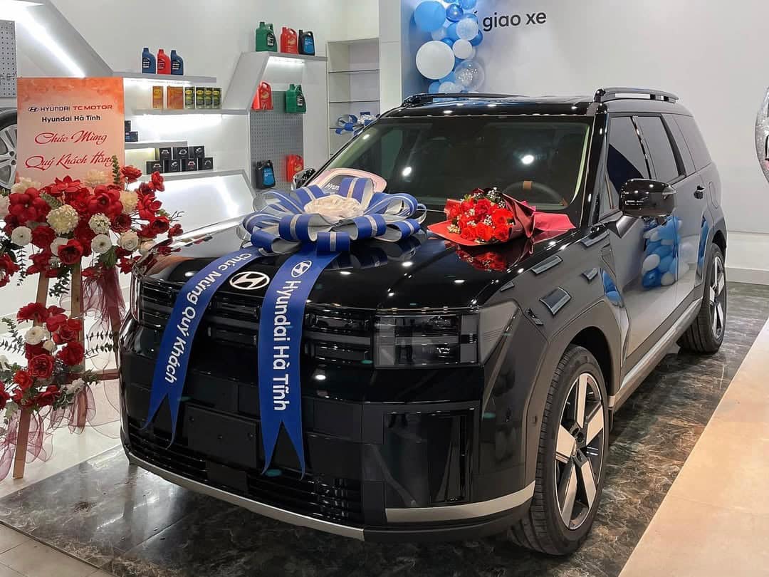 Hết ưu đãi 50% trước bạ, Hyundai Santa Fe được đại lý giảm 60 triệu đồng, giá thực tế chỉ nhỉnh 1 tỷ - Ảnh 1