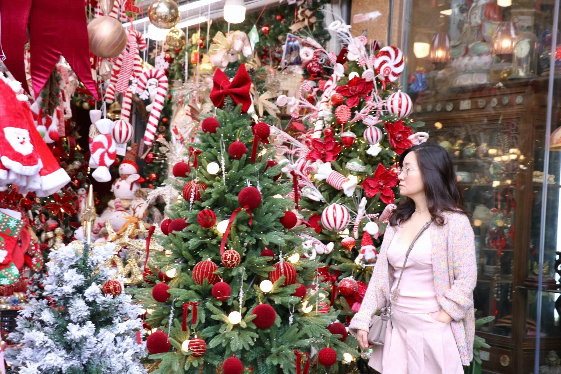 Thị trường Noel Hà Nội: Sản phẩm đa dạng, người mua cầm chừng - Ảnh 7