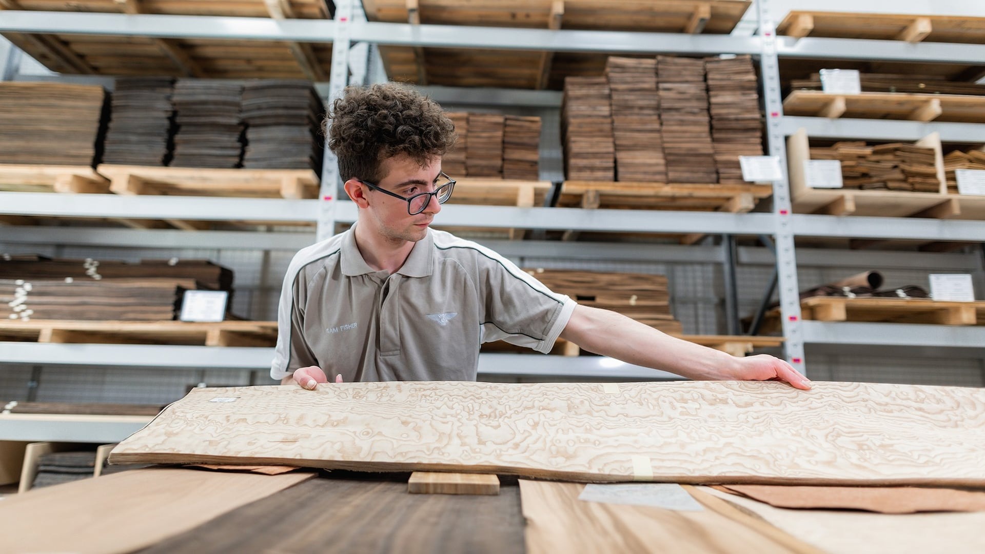 Tỉ mỉ như cách Bentley ốp gỗ lên xe: Dày chưa đến 1mm, thuộc 5% gỗ chất lượng nhất thế giới, mỗi công đoạn dù nhỏ cũng mất tới vài giờ - Ảnh 9