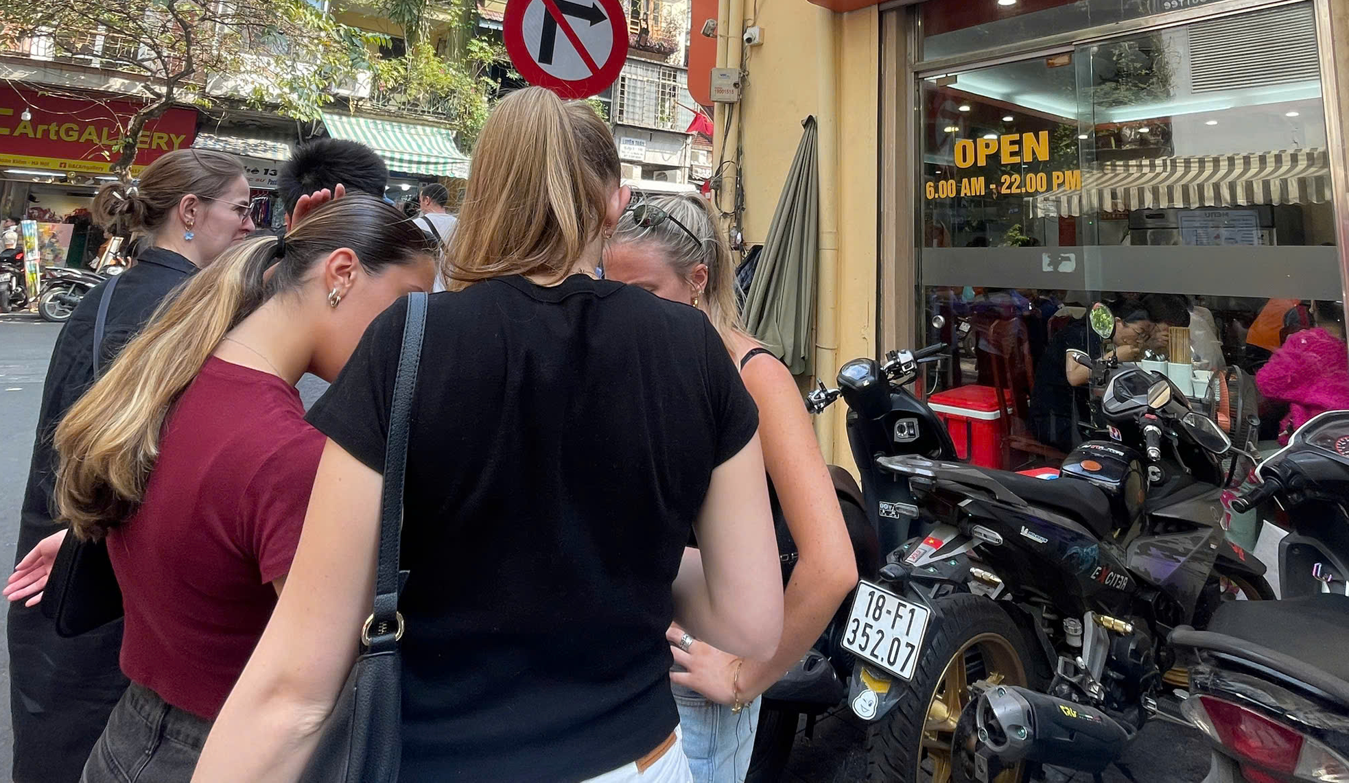 Khách Tây xếp hàng từ sáng đến tối để được ăn món chỉ có ở Việt Nam - Ảnh 4