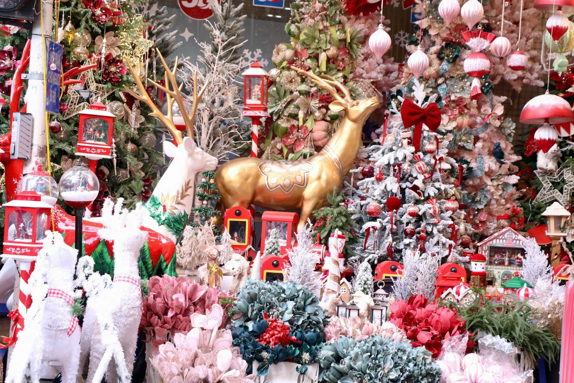 Thị trường Noel Hà Nội: Sản phẩm đa dạng, người mua cầm chừng - Ảnh 5