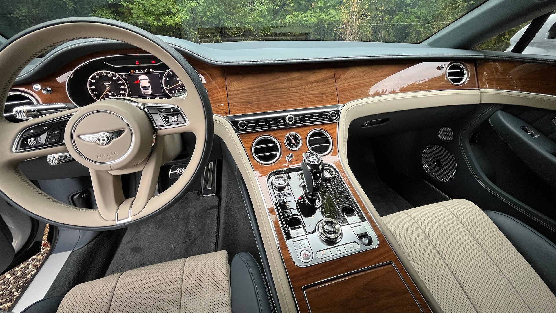 Tỉ mỉ như cách Bentley ốp gỗ lên xe: Dày chưa đến 1mm, thuộc 5% gỗ chất lượng nhất thế giới, mỗi công đoạn dù nhỏ cũng mất tới vài giờ - Ảnh 2