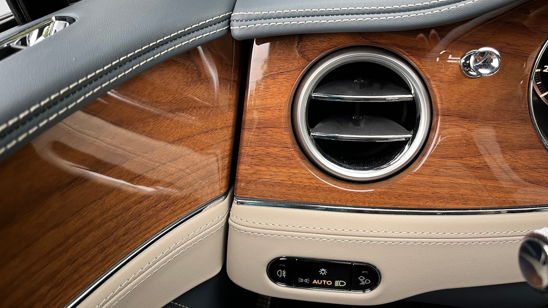 Tỉ mỉ như cách Bentley ốp gỗ lên xe: Dày chưa đến 1mm, thuộc 5% gỗ chất lượng nhất thế giới, mỗi công đoạn dù nhỏ cũng mất tới vài giờ - Ảnh 3