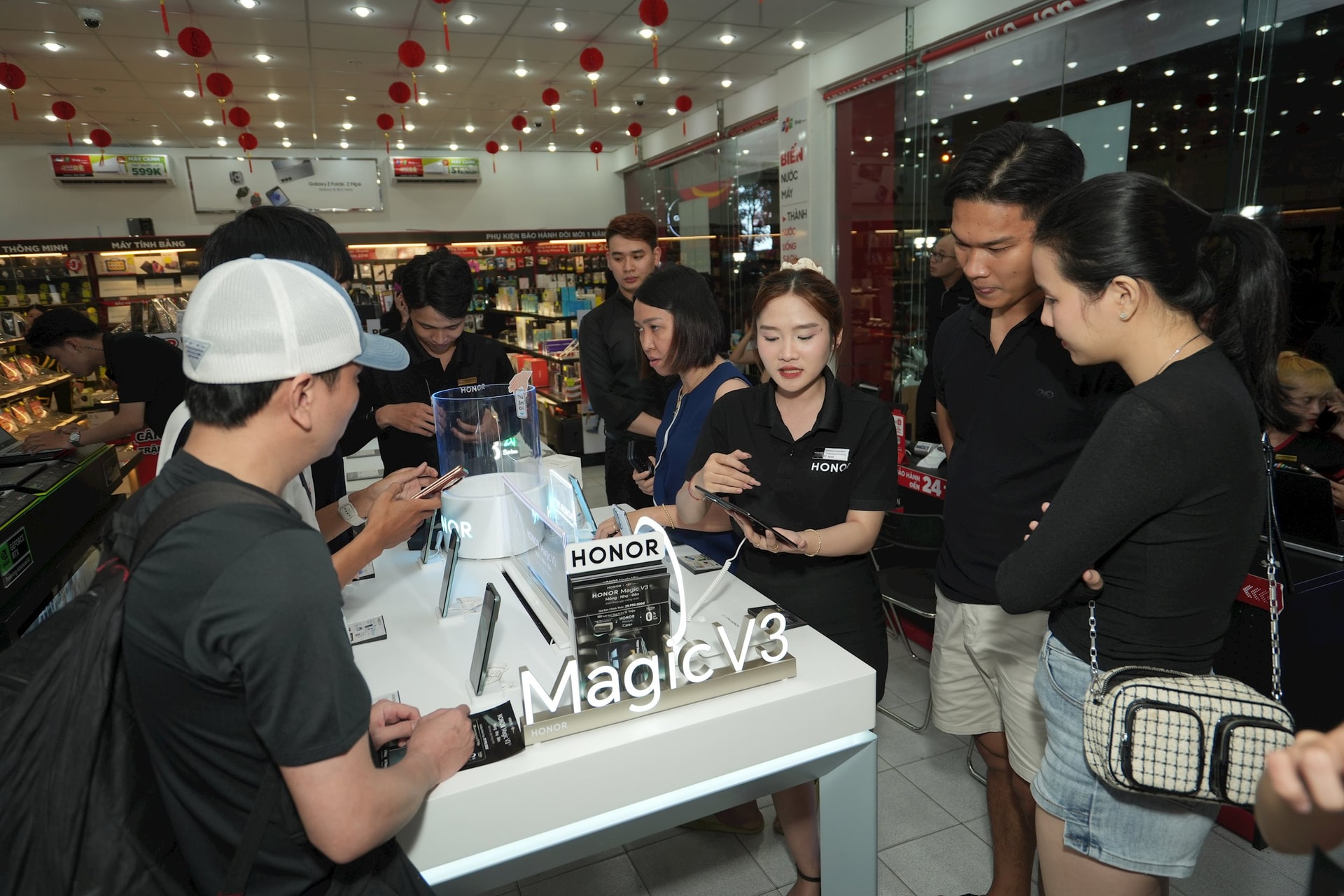 Điện thoại nắp gập mỏng nhất thế giới, khiến "con cưng" của Samsung phải "nể", khách Việt ào ào chốt đơn - Ảnh 3