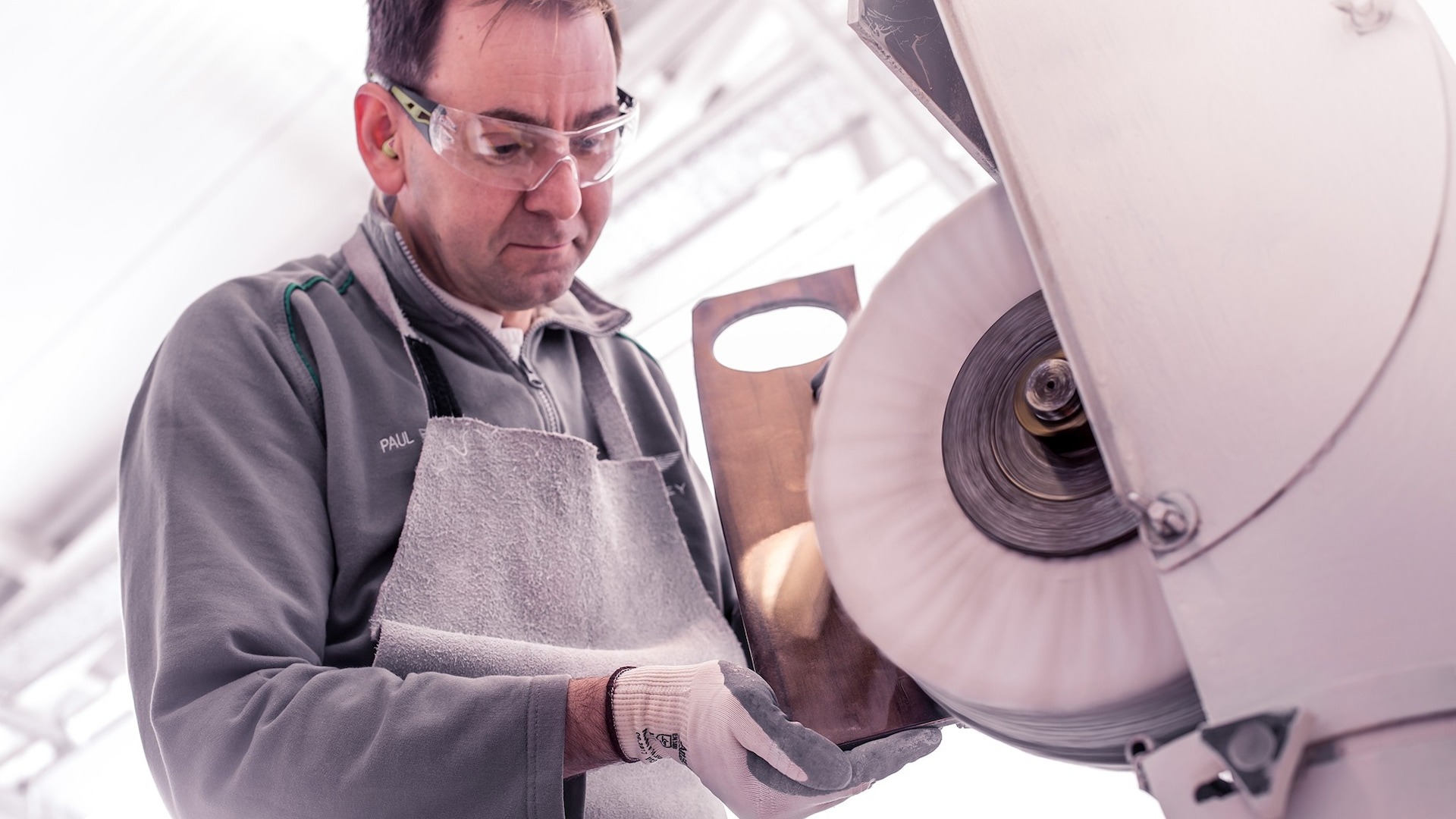 Tỉ mỉ như cách Bentley ốp gỗ lên xe: Dày chưa đến 1mm, thuộc 5% gỗ chất lượng nhất thế giới, mỗi công đoạn dù nhỏ cũng mất tới vài giờ - Ảnh 7