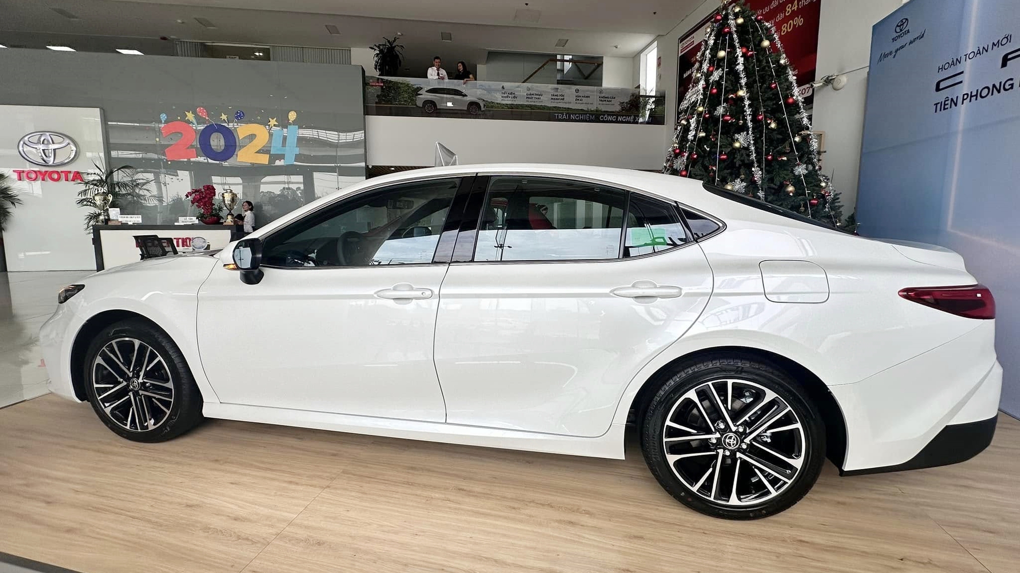 Ảnh thực tế Toyota Camry 2024 bản ‘base’ giá 1,22 tỷ đồng tại đại lý: Nhìn qua gần giống hệt bản cao cấp, khác chút công nghệ - Ảnh 3