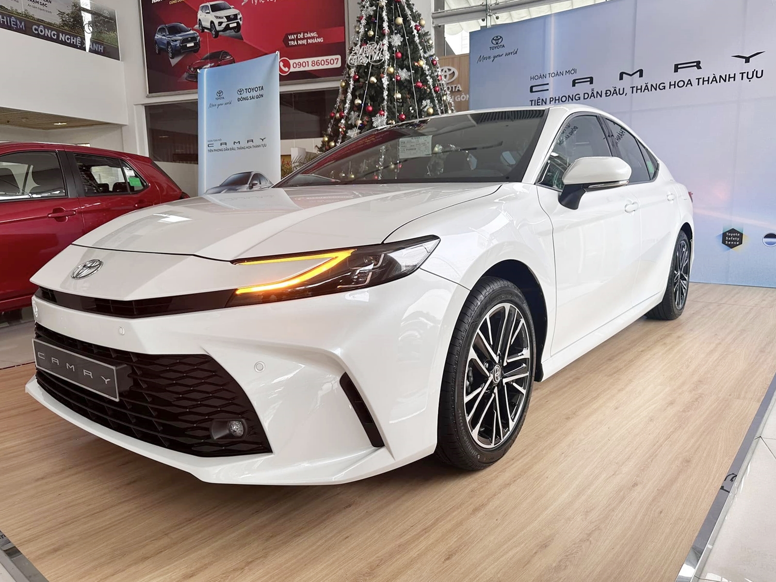 Ảnh thực tế Toyota Camry 2024 bản ‘base’ giá 1,22 tỷ đồng tại đại lý: Nhìn qua gần giống hệt bản cao cấp, khác chút công nghệ - Ảnh 2