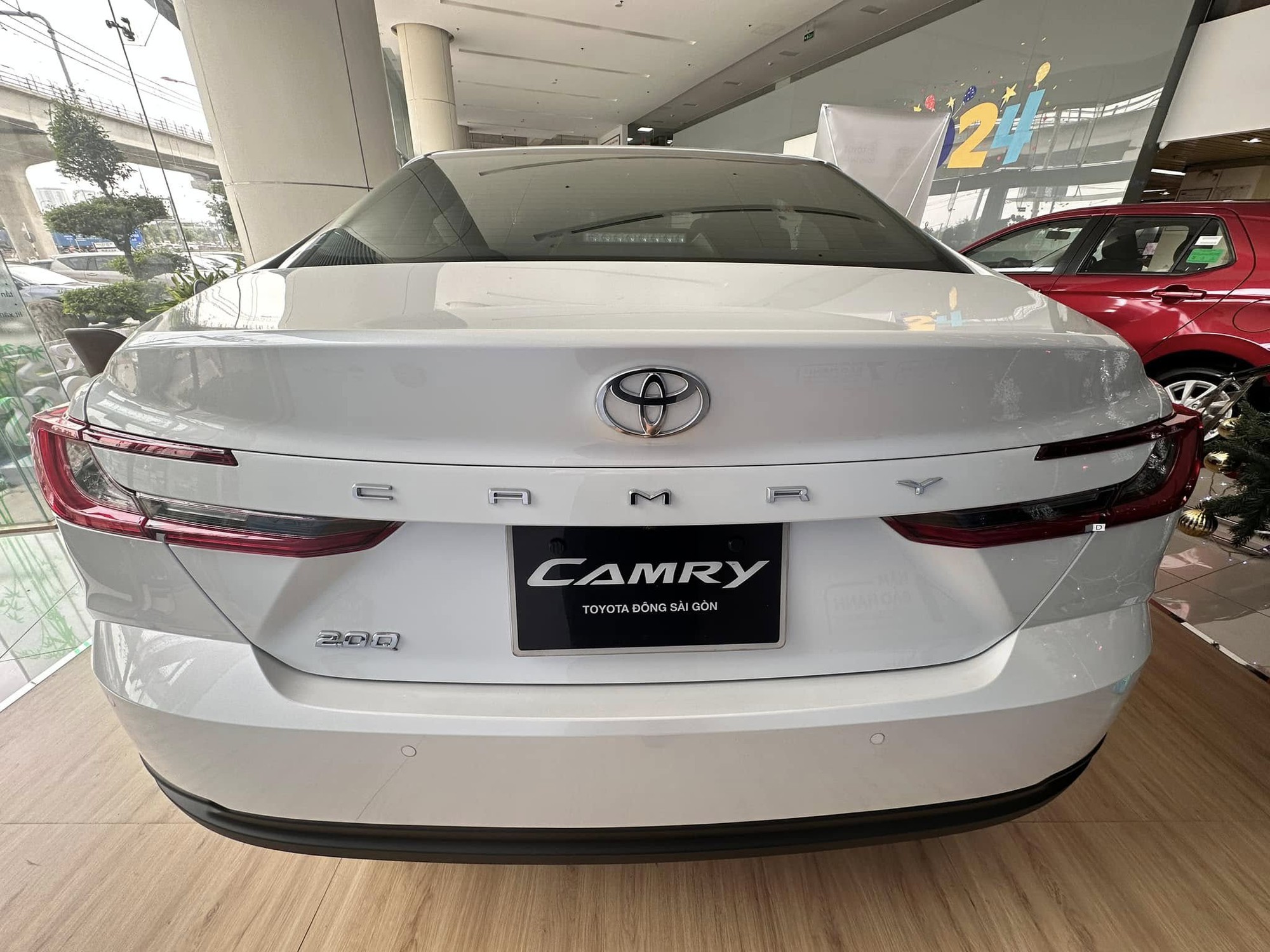Ảnh thực tế Toyota Camry 2024 bản ‘base’ giá 1,22 tỷ đồng tại đại lý: Nhìn qua gần giống hệt bản cao cấp, khác chút công nghệ - Ảnh 4