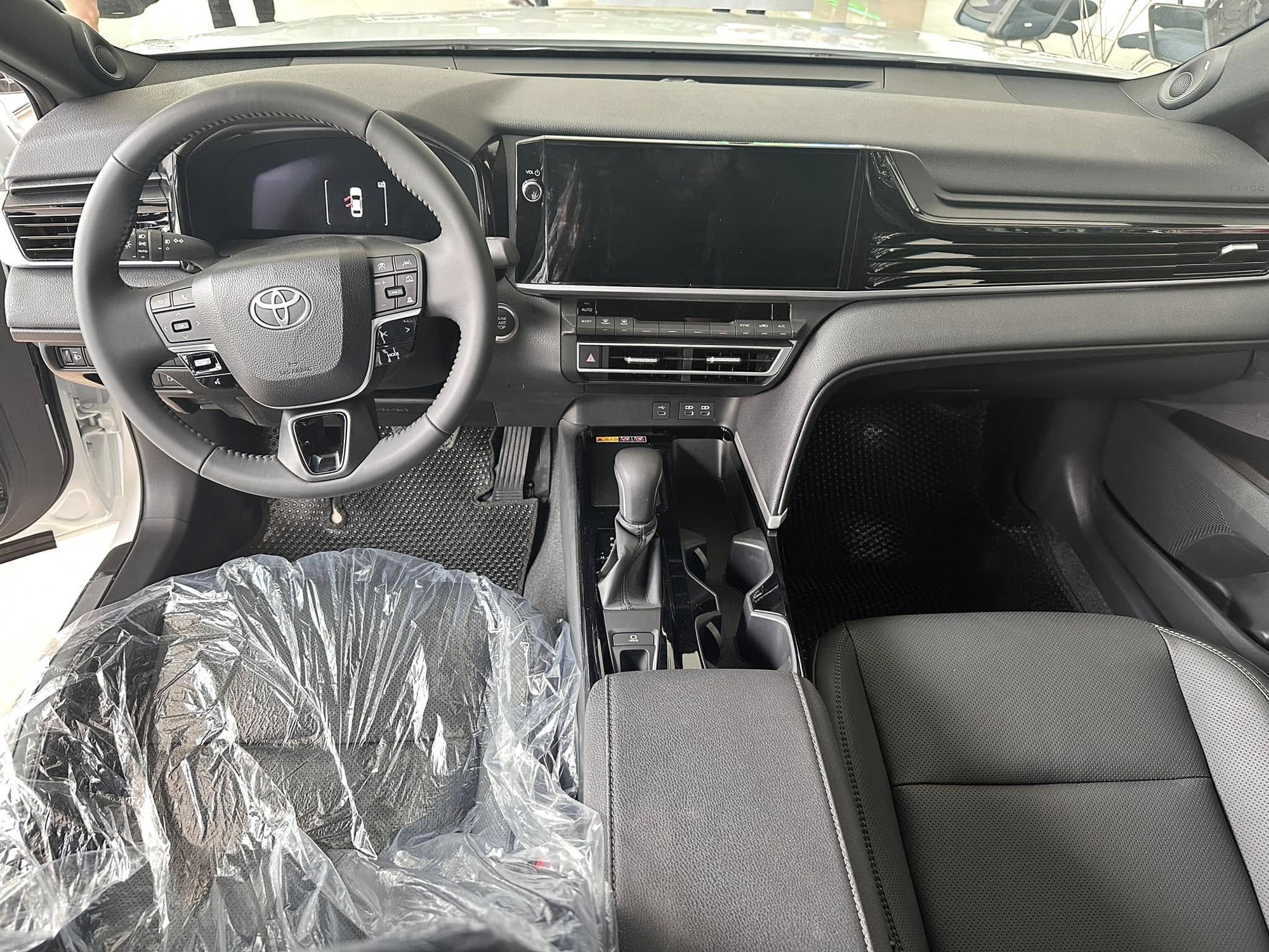 Ảnh thực tế Toyota Camry 2024 bản ‘base’ giá 1,22 tỷ đồng tại đại lý: Nhìn qua gần giống hệt bản cao cấp, khác chút công nghệ - Ảnh 5