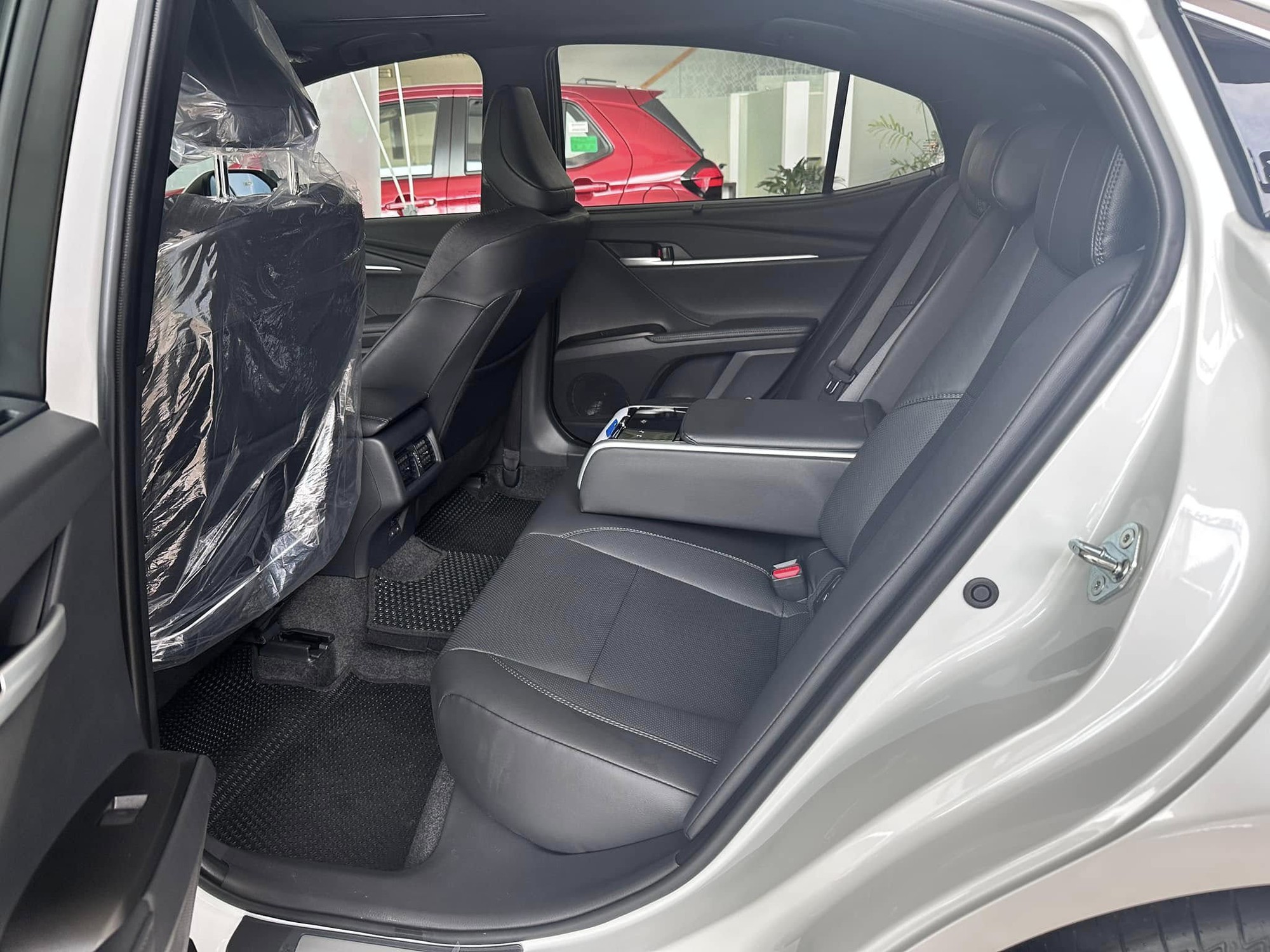 Ảnh thực tế Toyota Camry 2024 bản ‘base’ giá 1,22 tỷ đồng tại đại lý: Nhìn qua gần giống hệt bản cao cấp, khác chút công nghệ - Ảnh 7