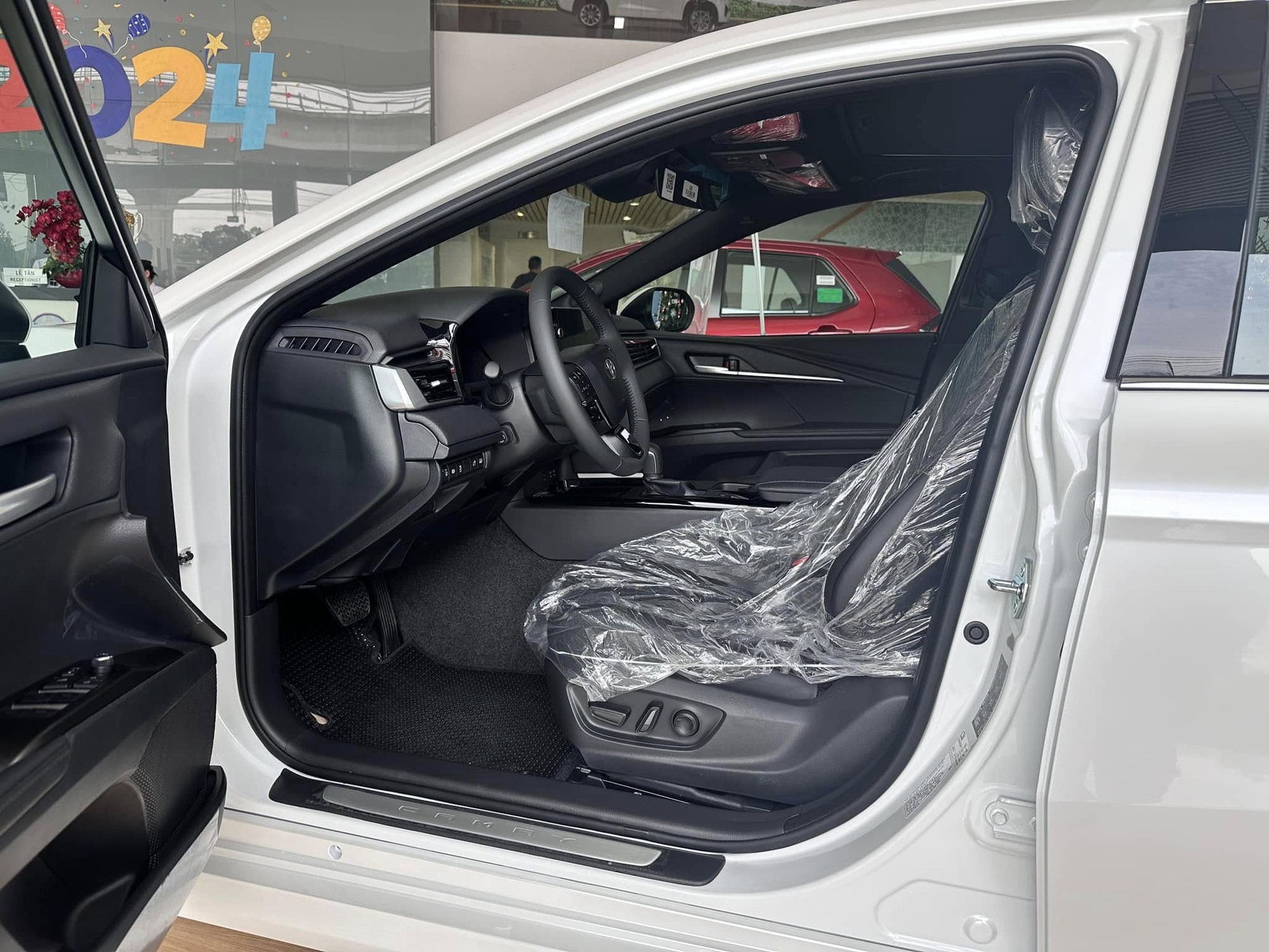 Ảnh thực tế Toyota Camry 2024 bản ‘base’ giá 1,22 tỷ đồng tại đại lý: Nhìn qua gần giống hệt bản cao cấp, khác chút công nghệ - Ảnh 6