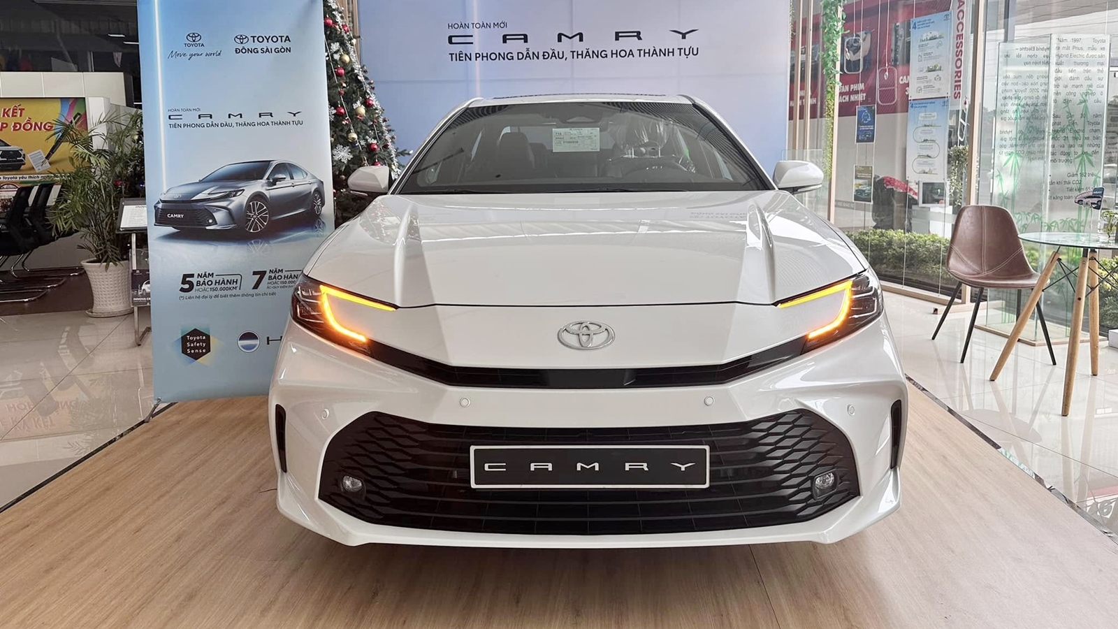 Ảnh thực tế Toyota Camry 2024 bản ‘base’ giá 1,22 tỷ đồng tại đại lý: Nhìn qua gần giống hệt bản cao cấp, khác chút công nghệ - Ảnh 1