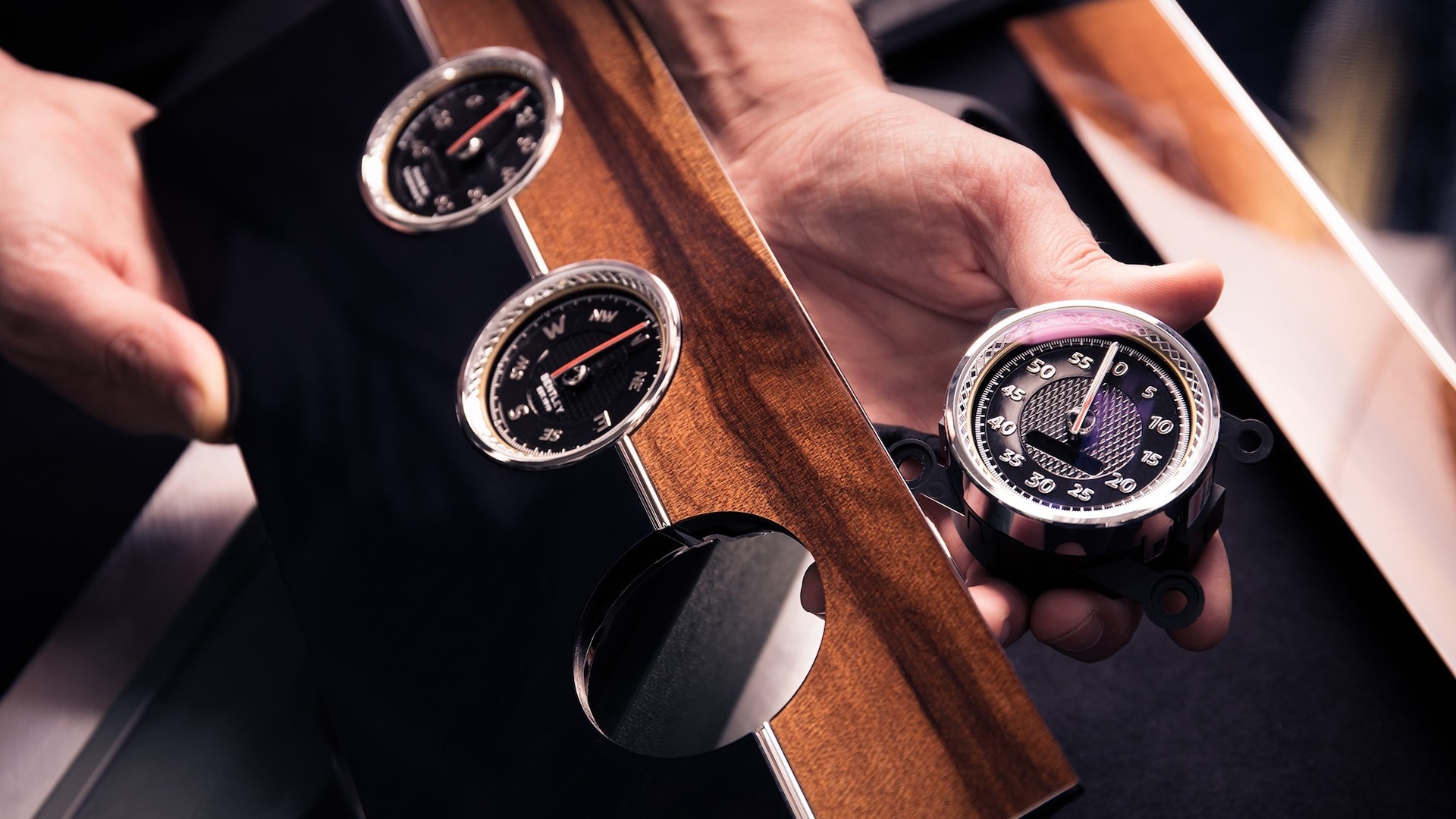 Tỉ mỉ như cách Bentley ốp gỗ lên xe: Dày chưa đến 1mm, thuộc 5% gỗ chất lượng nhất thế giới, mỗi công đoạn dù nhỏ cũng mất tới vài giờ - Ảnh 10