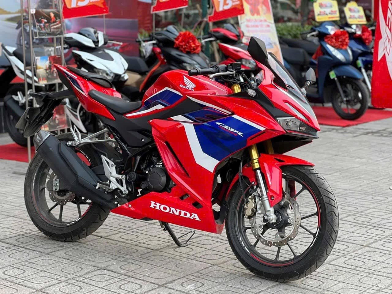 "Vua côn tay" 150cc của Honda bất ngờ giảm đậm 23 triệu đồng - Ảnh 1