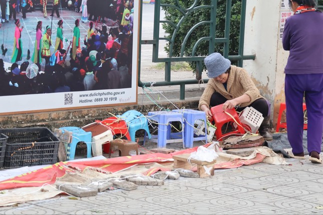 Xếp hàng xuyên đêm chờ mua vé bán kết lượt về Việt Nam - Singapore - Ảnh 7