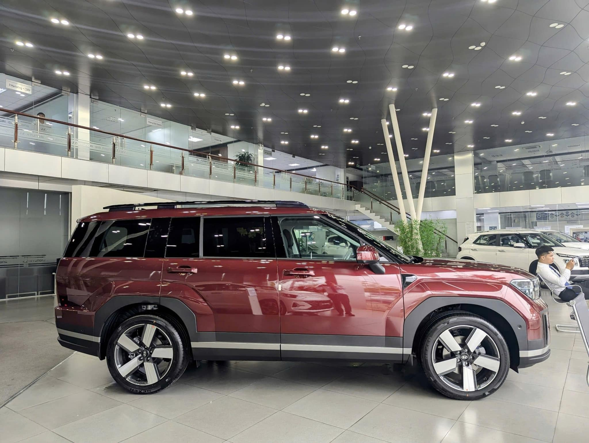 Hết ưu đãi 50% trước bạ, Hyundai Santa Fe được đại lý giảm 60 triệu đồng, giá thực tế chỉ nhỉnh 1 tỷ - Ảnh 3