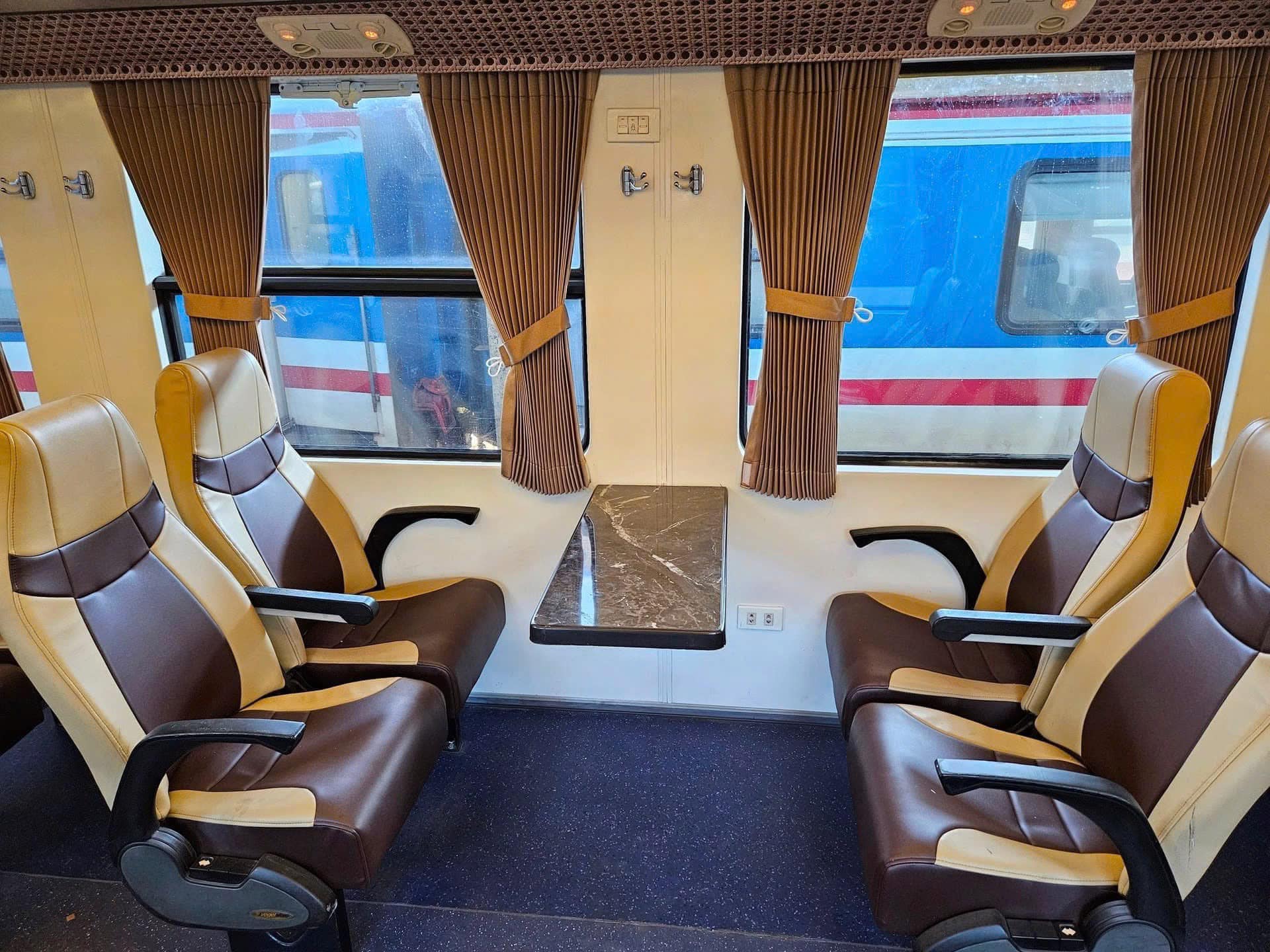 Việt Nam vừa có thêm 11 toa tàu cực xịn hơn 25 tỷ đồng: Ghế xoay 180 độ, màn hình LCD, gương cảm ứng - Ảnh 5