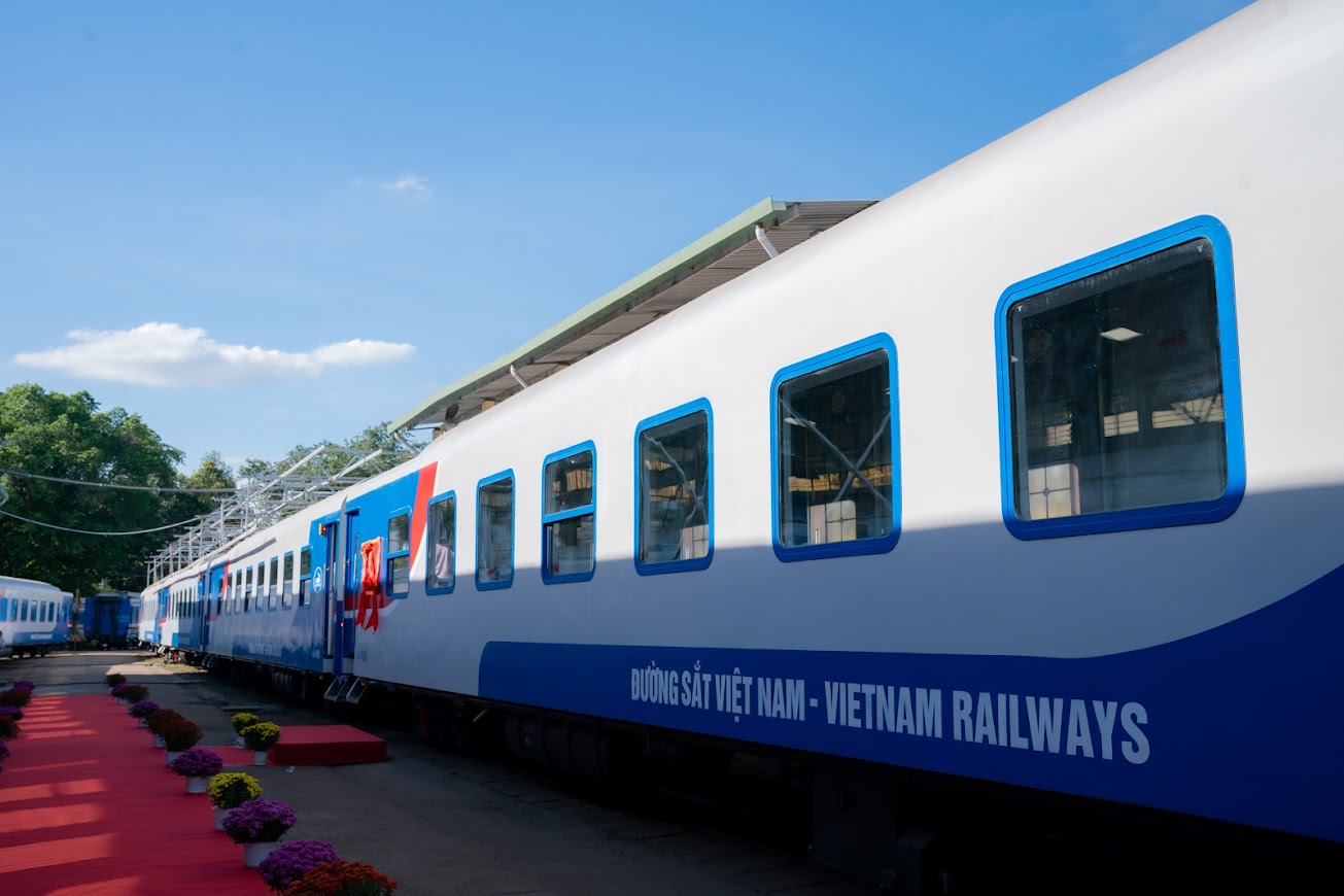 Việt Nam vừa có thêm 11 toa tàu cực xịn hơn 25 tỷ đồng: Ghế xoay 180 độ, màn hình LCD, gương cảm ứng - Ảnh 2