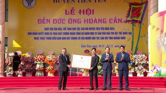 Độc lạ đệ nhất cua biển được trao vương miện như hoa hậu - Ảnh 10