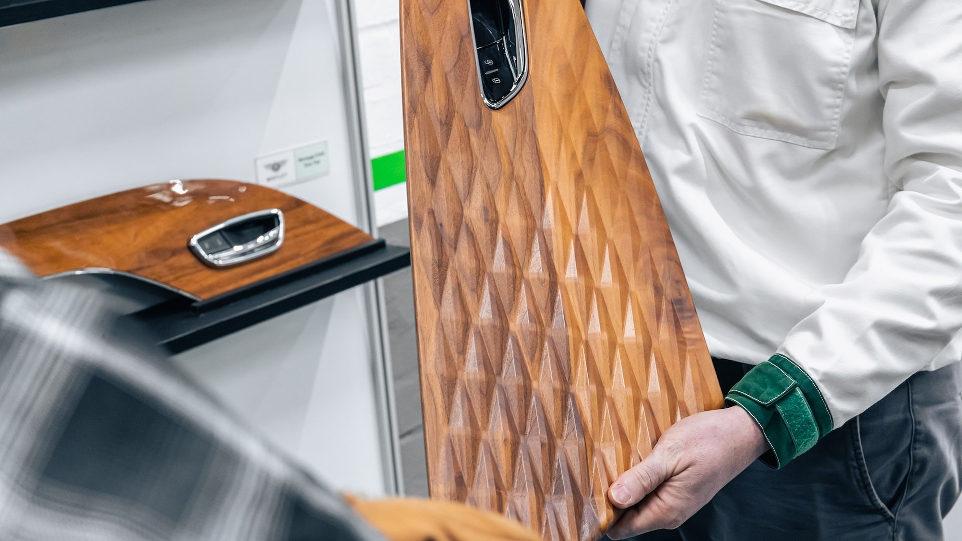 Tỉ mỉ như cách Bentley ốp gỗ lên xe: Dày chưa đến 1mm, thuộc 5% gỗ chất lượng nhất thế giới, mỗi công đoạn dù nhỏ cũng mất tới vài giờ - Ảnh 8