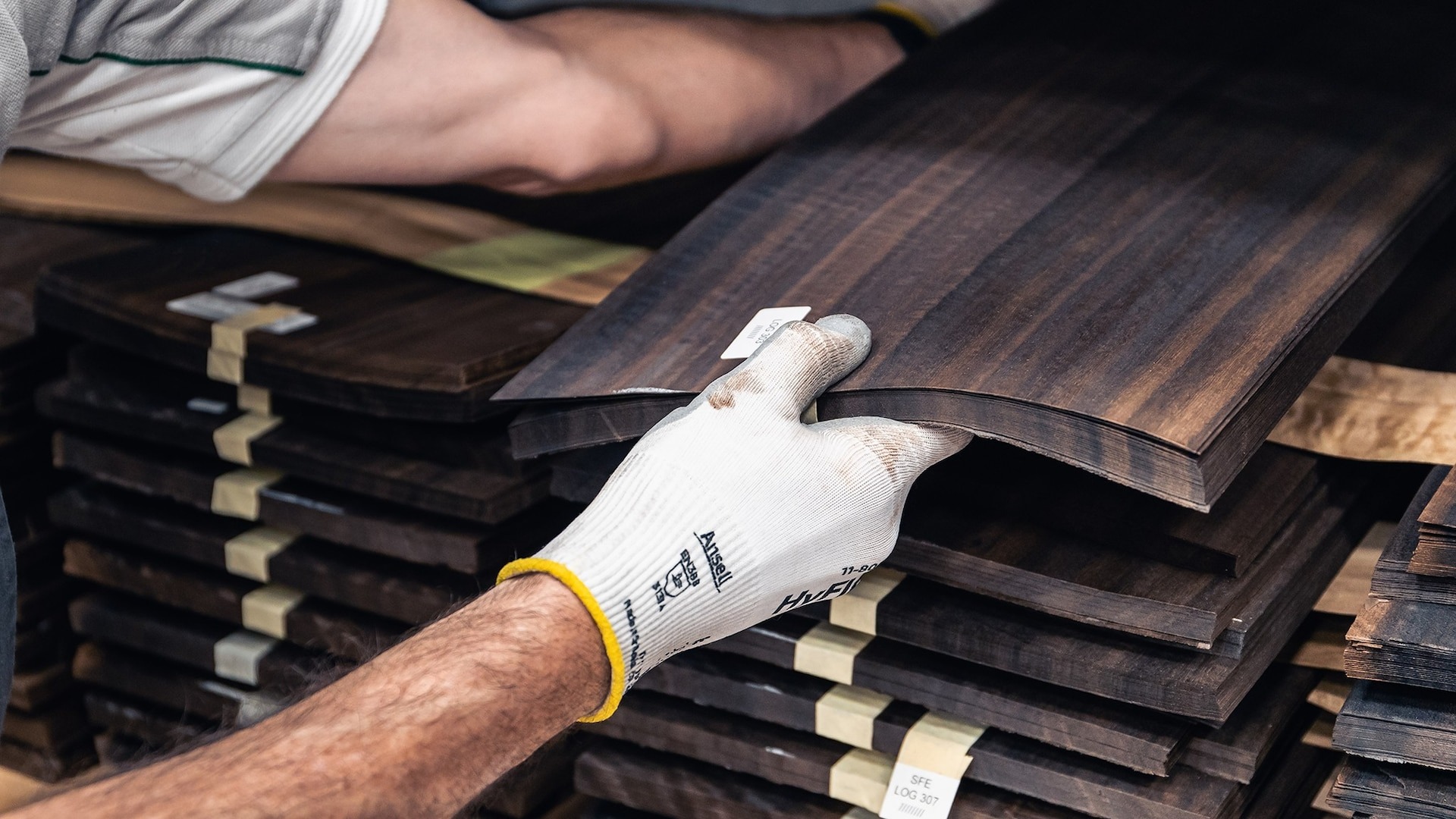 Tỉ mỉ như cách Bentley ốp gỗ lên xe: Dày chưa đến 1mm, thuộc 5% gỗ chất lượng nhất thế giới, mỗi công đoạn dù nhỏ cũng mất tới vài giờ - Ảnh 6