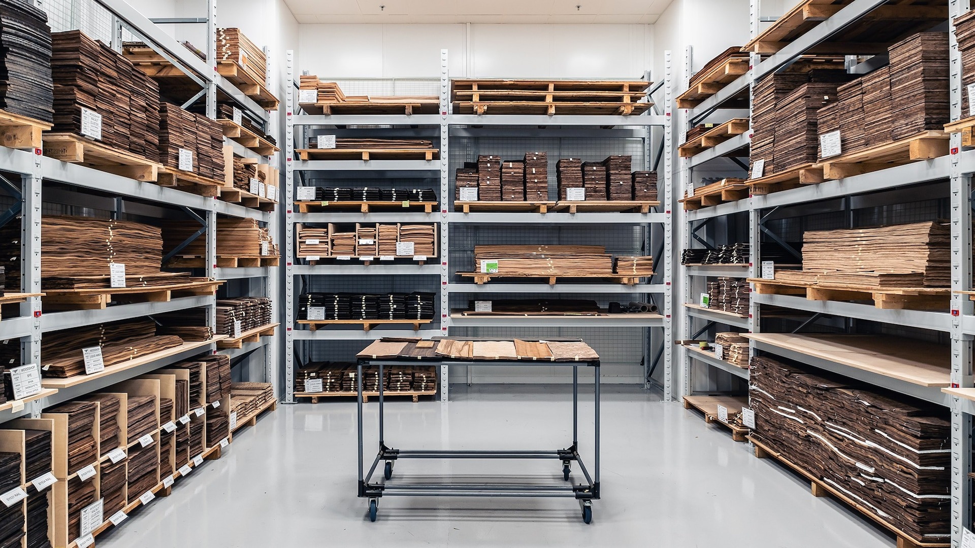 Tỉ mỉ như cách Bentley ốp gỗ lên xe: Dày chưa đến 1mm, thuộc 5% gỗ chất lượng nhất thế giới, mỗi công đoạn dù nhỏ cũng mất tới vài giờ - Ảnh 4