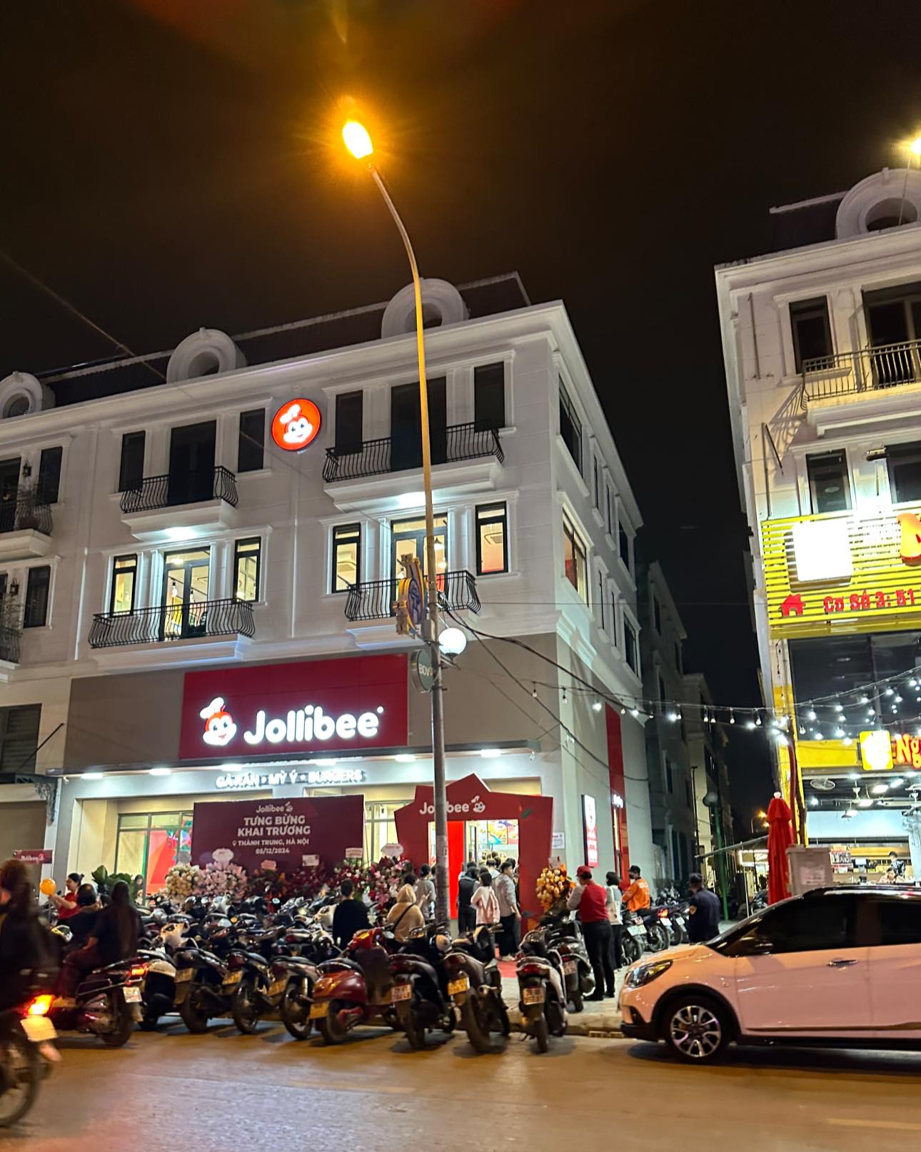 Một thương hiệu đồ ăn nhanh bỗng đông nghịt khách, hoá ra là nhờ sự xuất hiện của 1 "hiện tượng mạng" - Ảnh 1