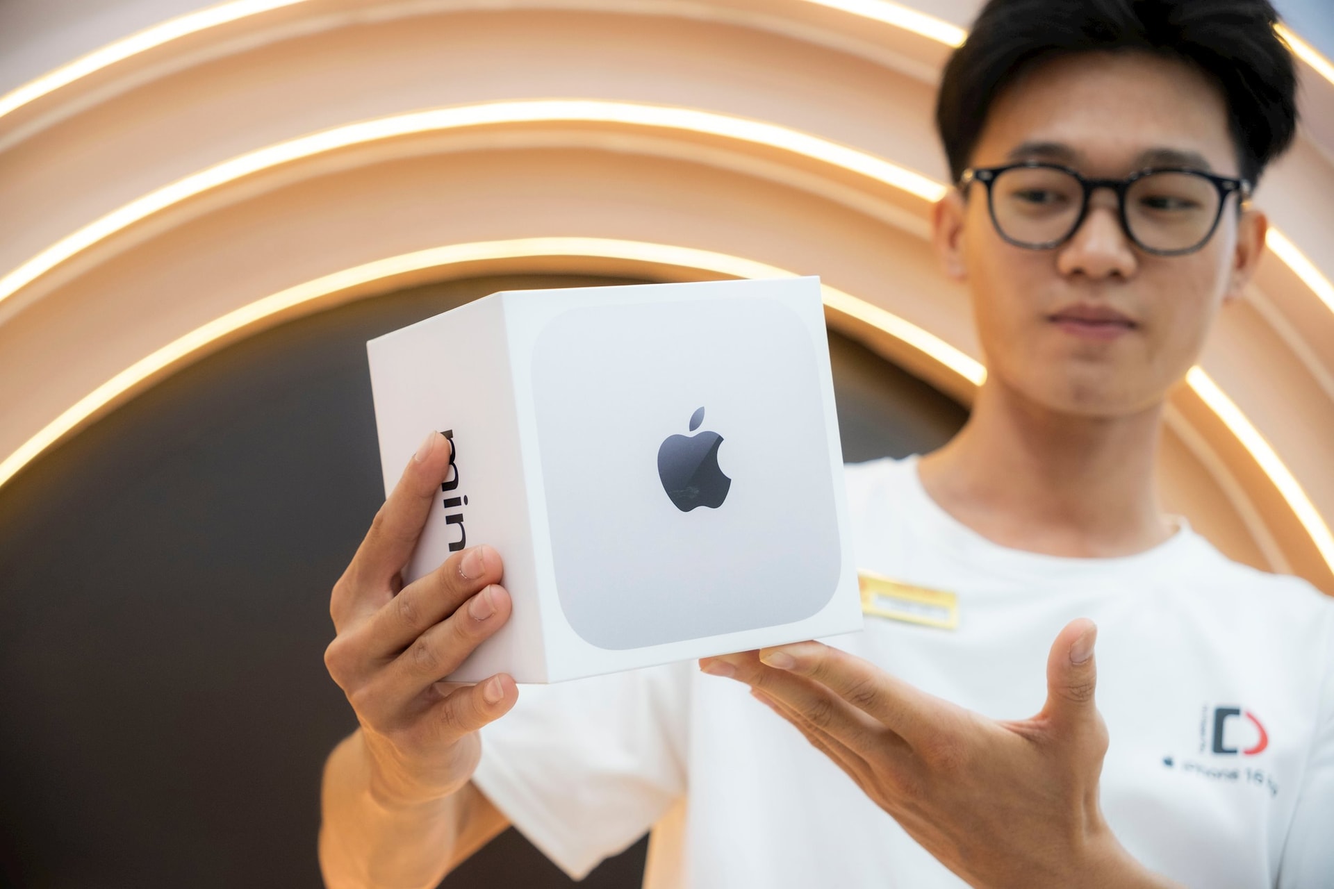 Máy tính siêu nhỏ gọn nhưng cực mạnh của Apple vừa mở bán đã cháy hàng, tiếp tục giảm giá tại Việt Nam - Ảnh 1