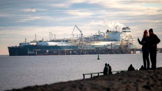 Bị Mỹ, châu Âu siết trừng phạt, lô hàng LNG của Nga lênh đênh 4 tháng khắp thế giới không tìm được khách mua - Ảnh 1