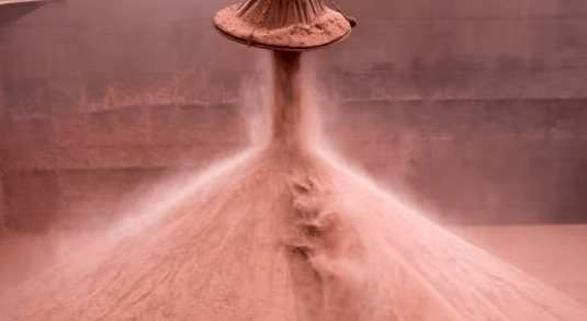 Hàng trăm nghìn tấn hàng từ Lào đổ bộ Việt Nam với giá rẻ bất ngờ - Chi hơn 1,5 tỷ USD gom hàng khắp nơi, nước ta tiêu thụ 11 triệu tấn mỗi năm - Ảnh 1