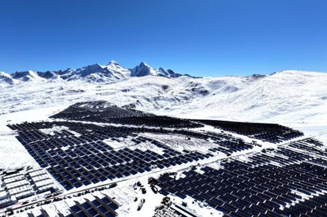 Siêu công trình điện mặt trời cao nhất thế giới chính thức lộ diện: Độ cao 5.228m so với mực nước biển, thi công vỏn vẹn trong 115 ngày - Ảnh 1