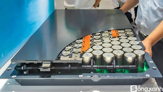 Khối pin khủng VinFast vừa lắp tại hòn đảo 3250 ha: Trữ điện bằng hơn 40 pack pin VF 8, nhằm mục đích gì? - Ảnh 4