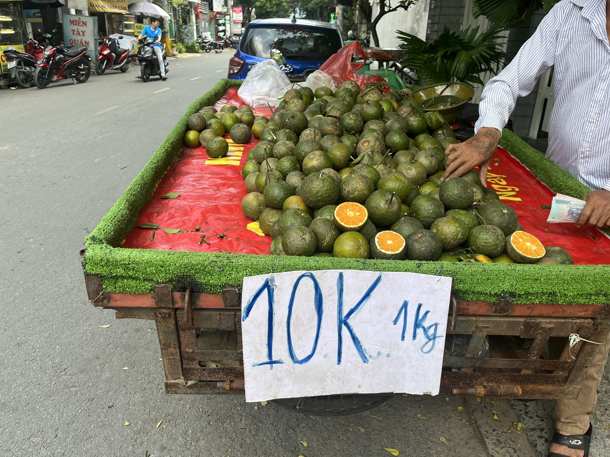 Vì sao khắp nơi ở TP HCM vẫn xuất hiện hình ảnh "giải cứu cam sành"? - Ảnh 2