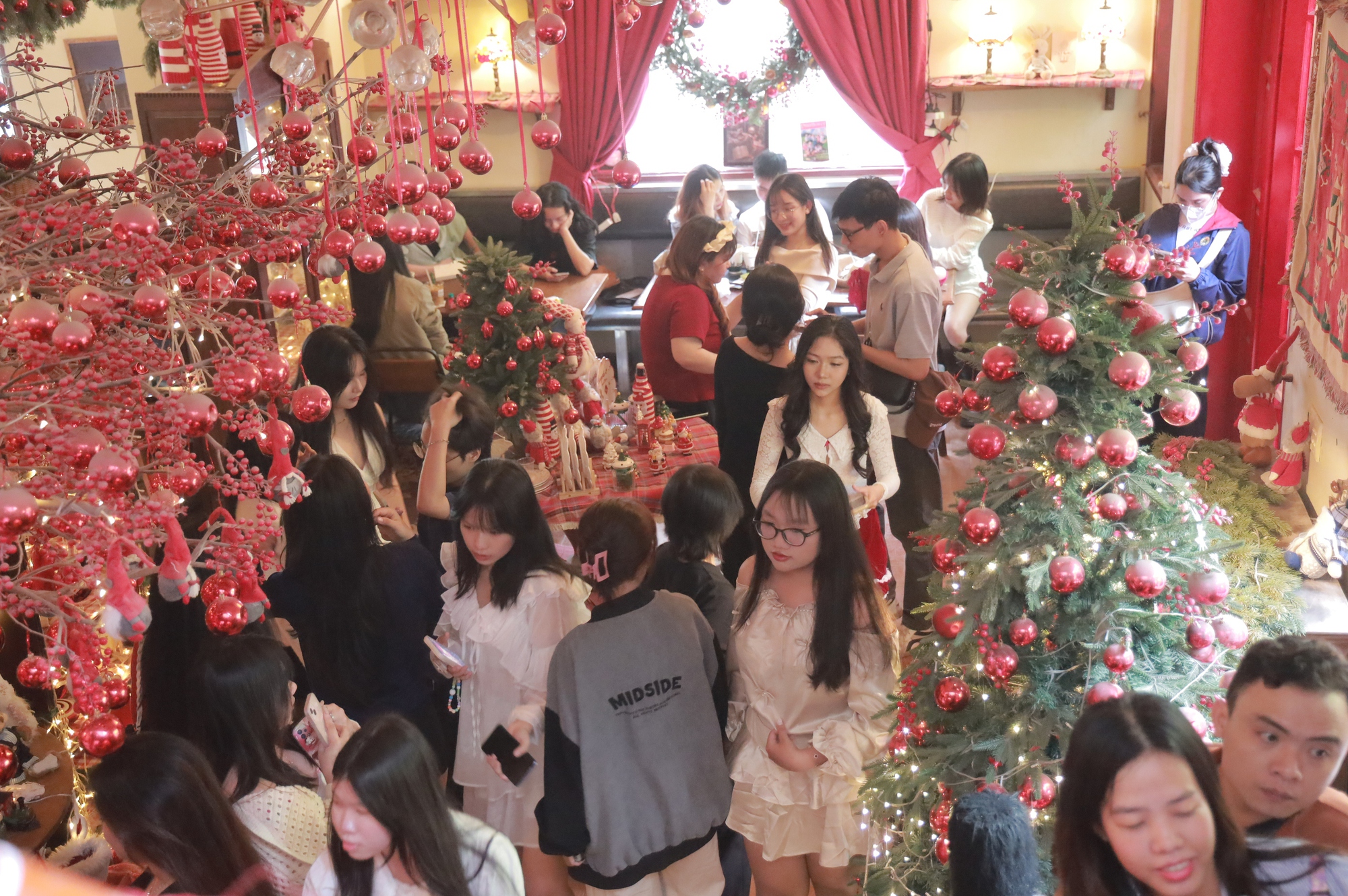 Chủ quán cà phê "hốt bạc" nhờ theo trend chụp hình mùa Noel - Ảnh 1