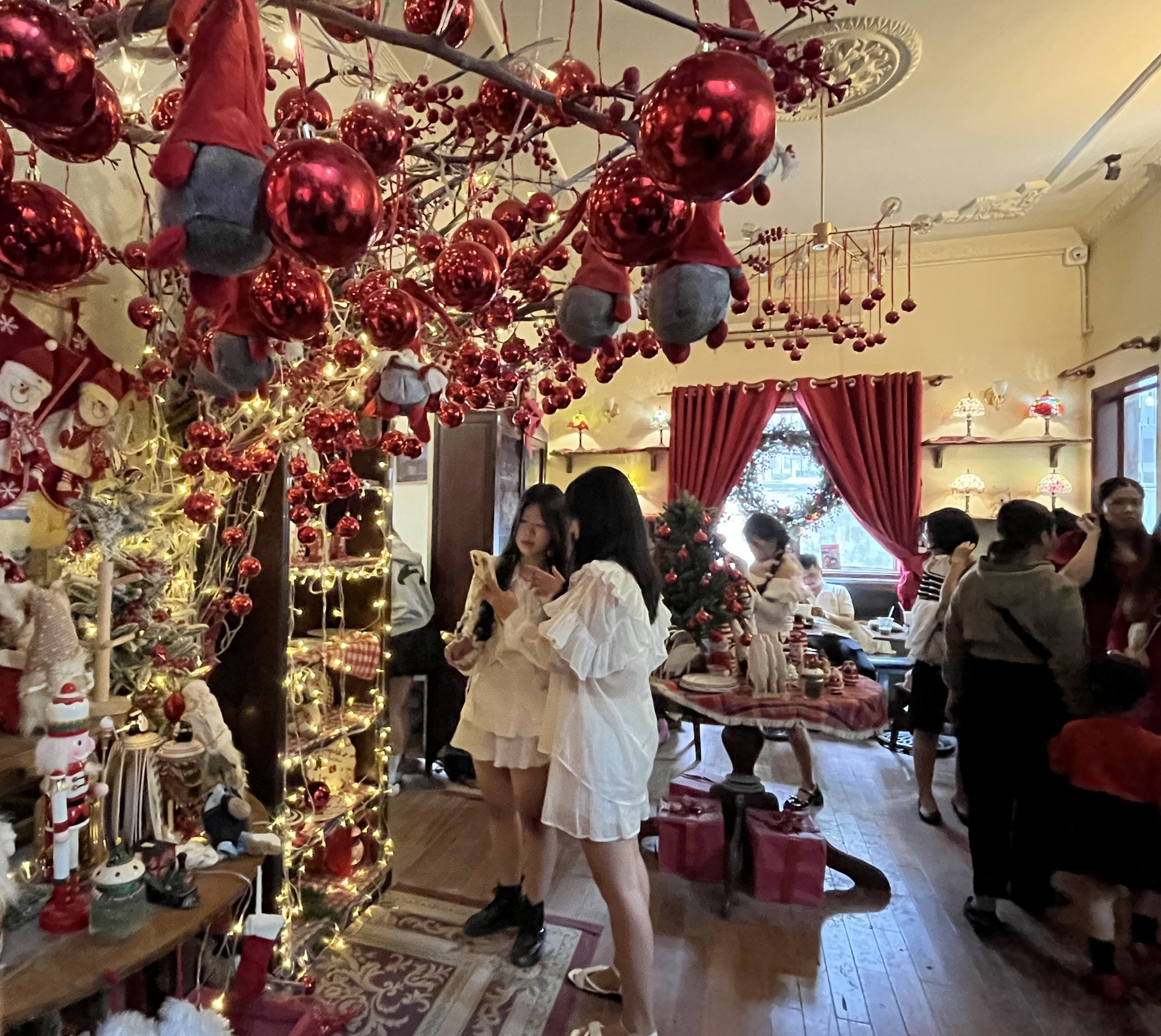 Chủ quán cà phê "hốt bạc" nhờ theo trend chụp hình mùa Noel - Ảnh 2