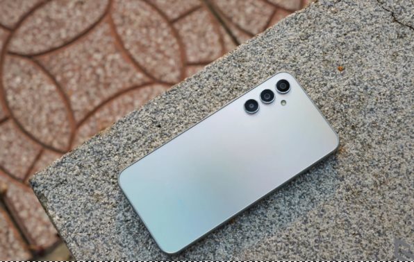 Giảm gần nửa giá sau 1 năm, điện thoại Samsung trở thành lựa chọn đáng chú ý trong tầm giá 6 triệu - Ảnh 1