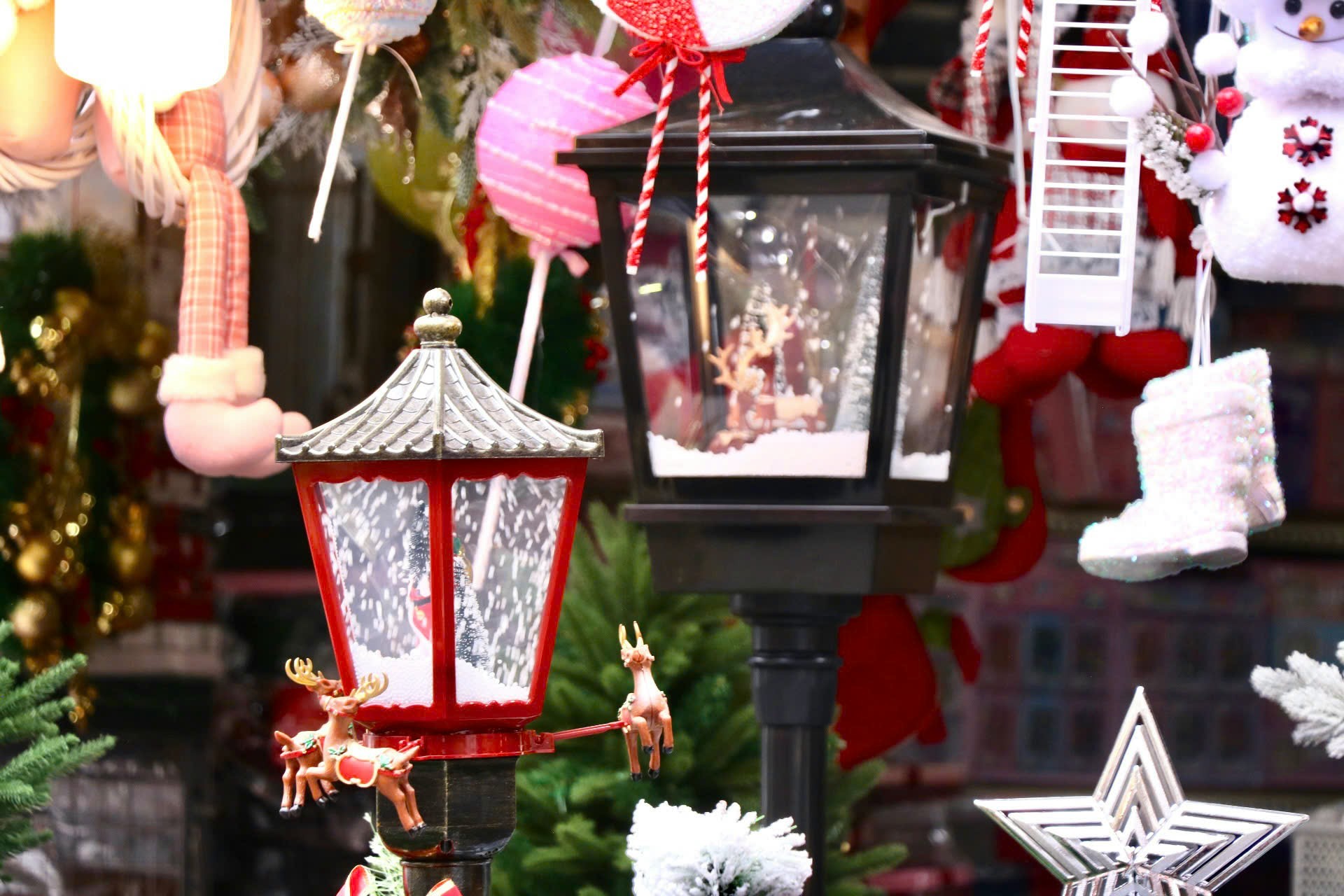 Thị trường Noel Hà Nội: Sản phẩm đa dạng, người mua cầm chừng - Ảnh 13