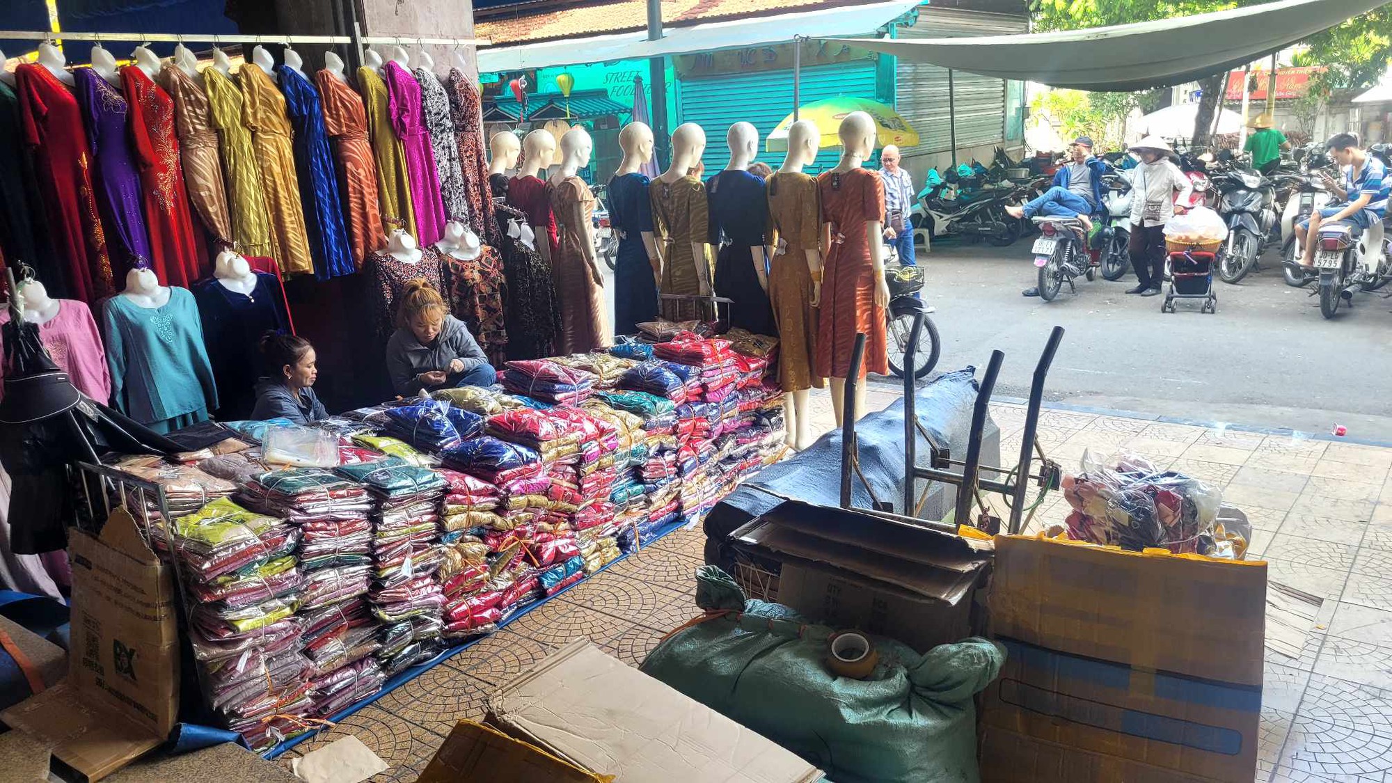 Nhiều chợ đầu mối vắng hoe, 2 giờ chiều tiểu thương đã đóng cửa - Ảnh 1